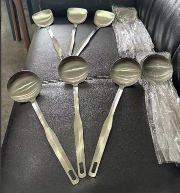 Лопатка и ложка из матовой нержавеющей стали.