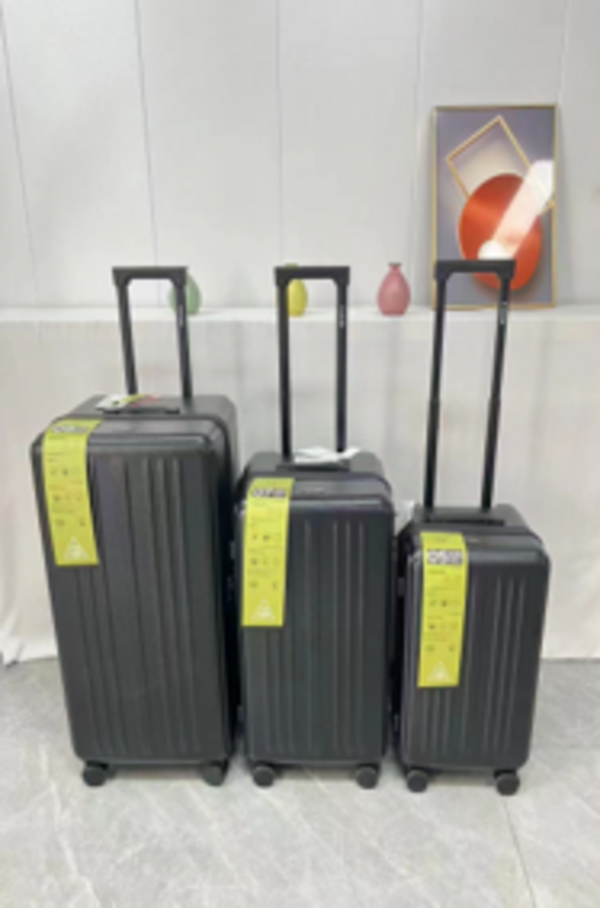 Черный чемодан 1030 спортивный стиль (Средний 24 дюйма)